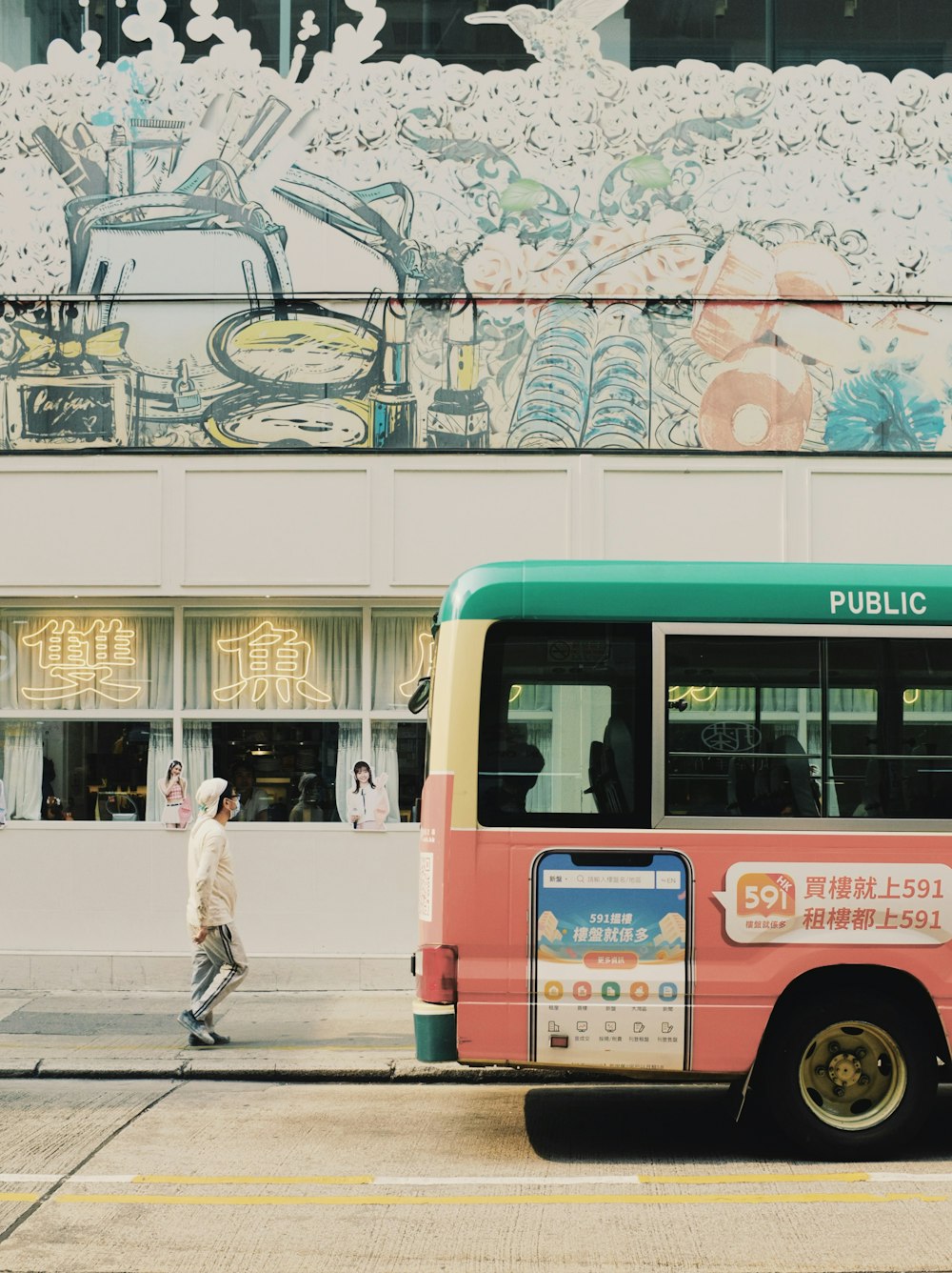 un autobus de transport en commun dans une rue de la ville ;