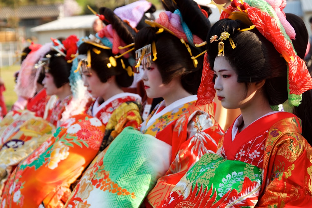 Un grupo de mujeres vestidas con trajes tradicionales japoneses