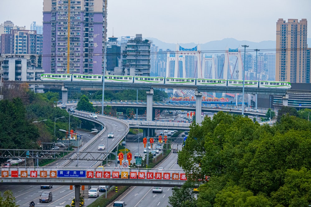 Un tren en un puente sobre una calle de la ciudad