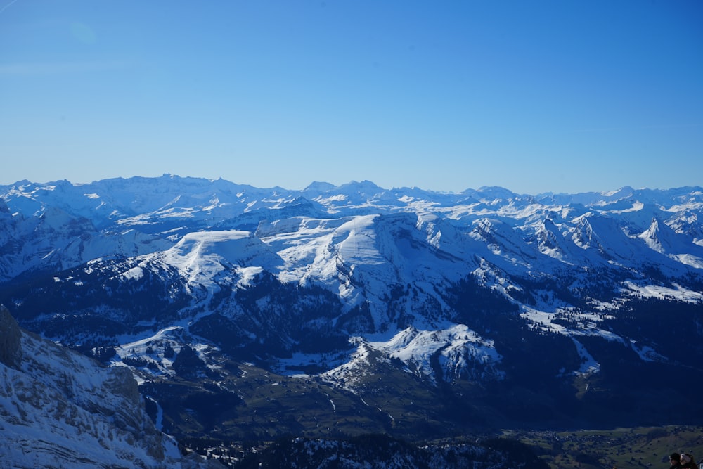 Una vista de una cadena montañosa nevada desde la cima de una montaña