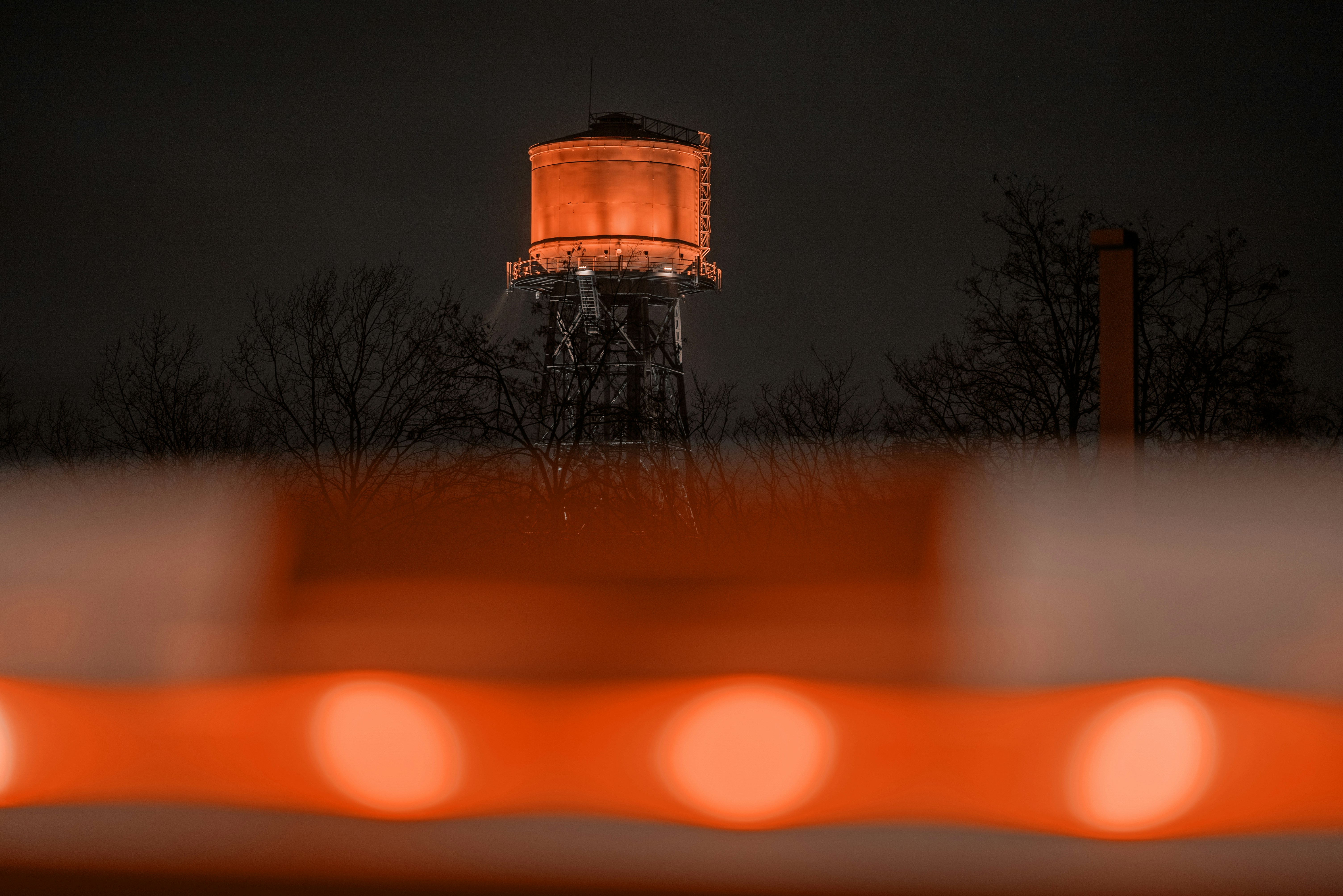 ein hoher Turm mit einem Licht auf der Spitze