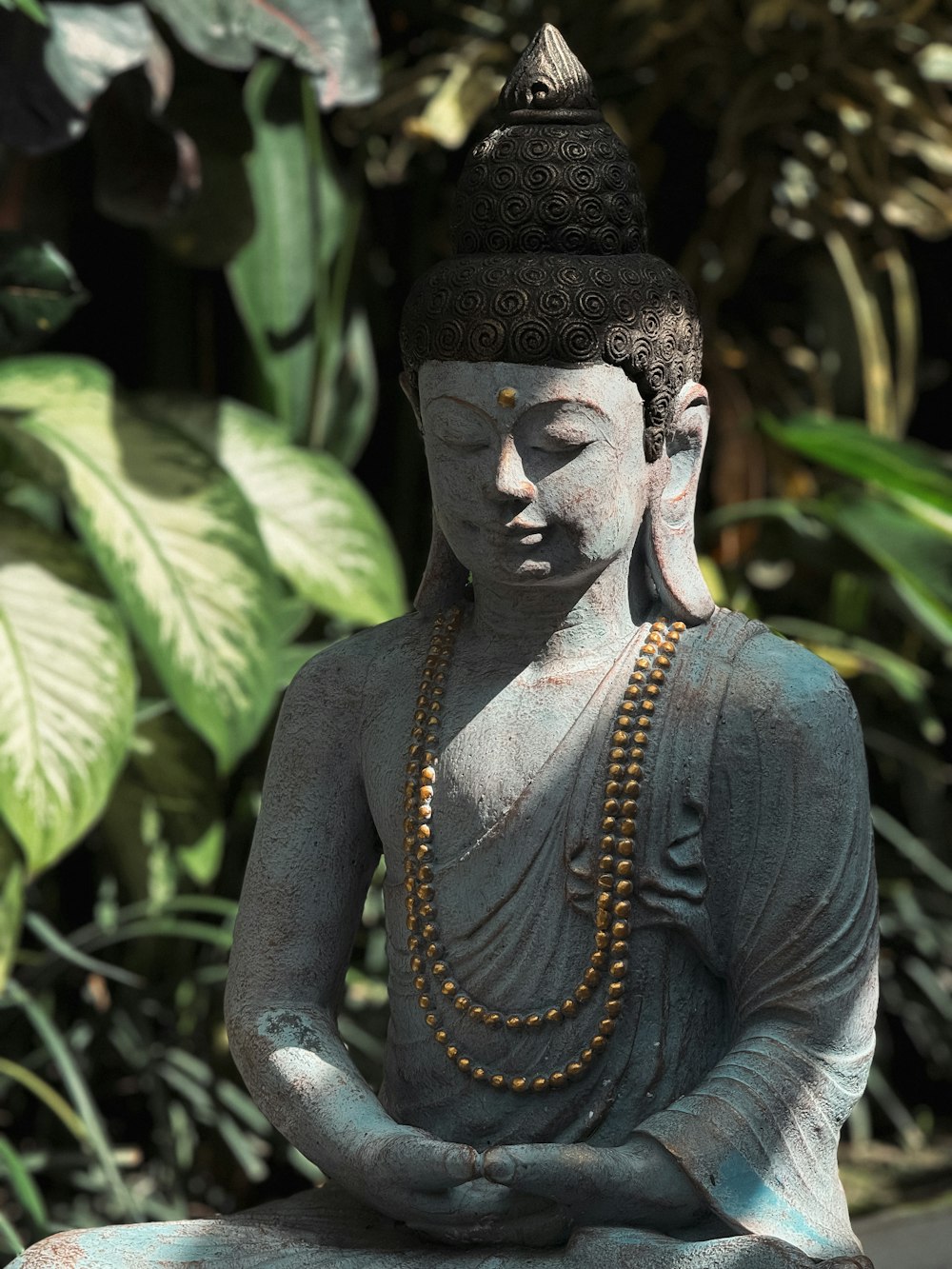 a statue of a buddha sitting in a meditation position
