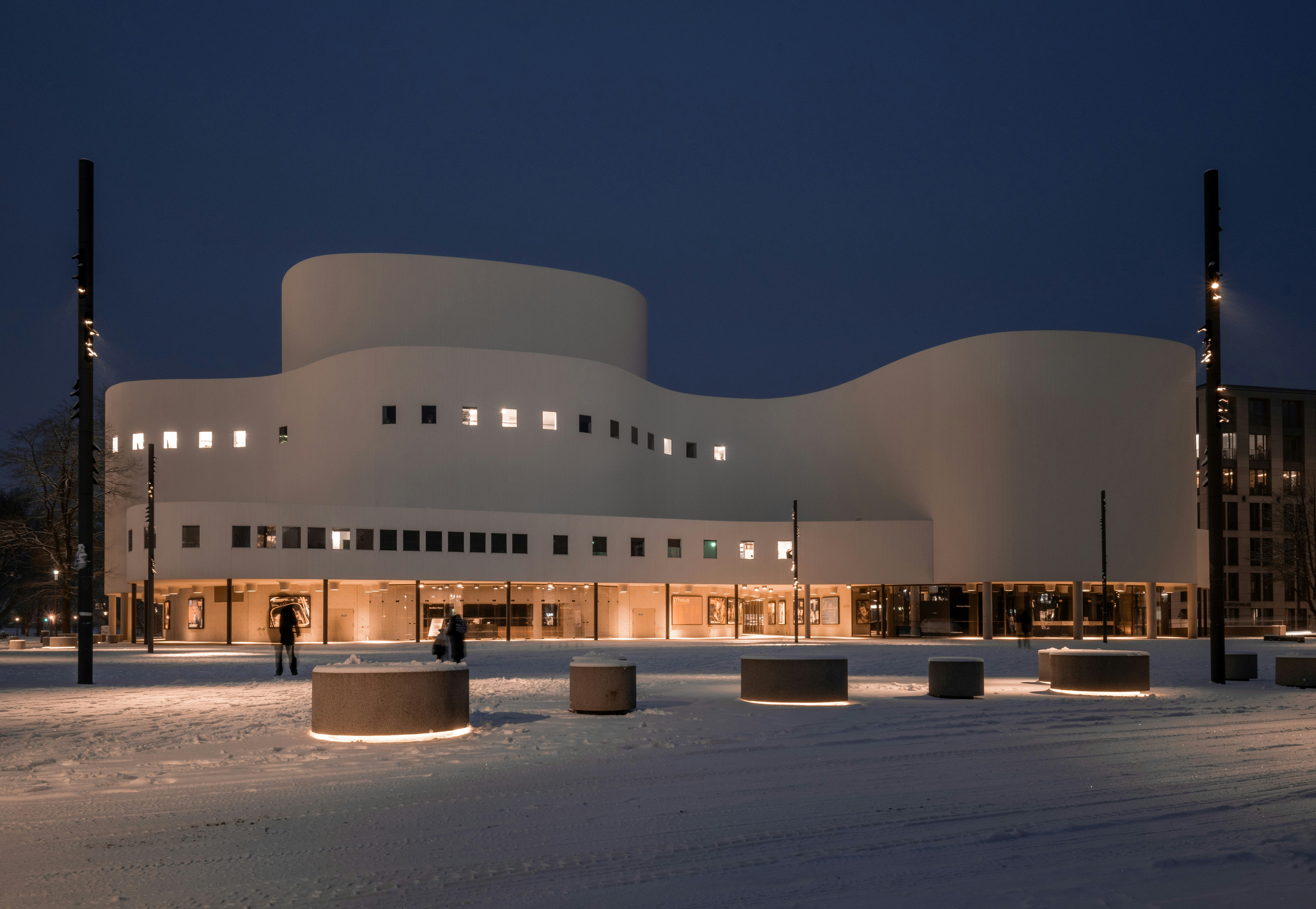 Ein Gebäude mit vielen Lichtern