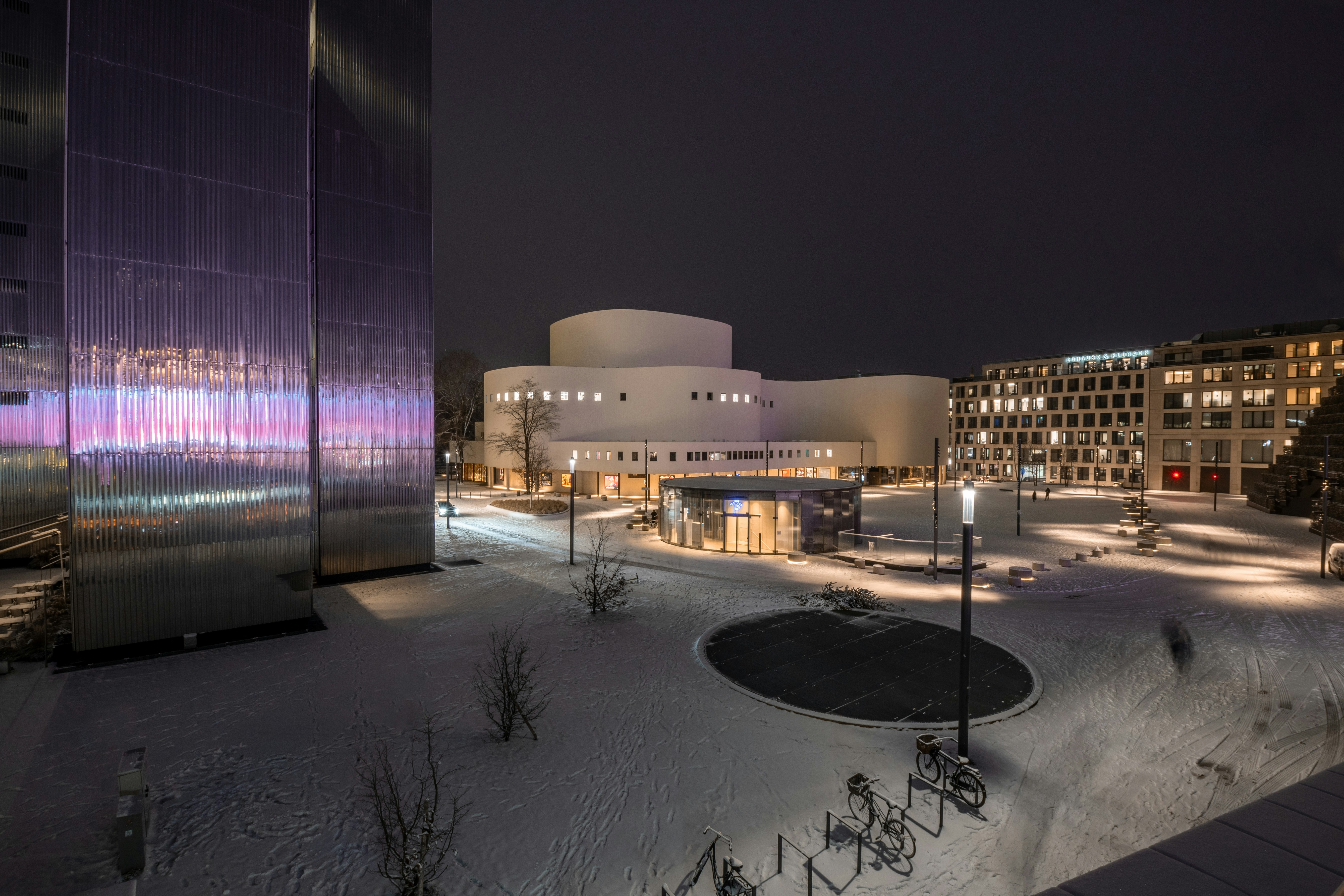 Schnee auf dem Gustaf-Gründgens-Platz vor dem Schauspielhaus, Düsseldorf