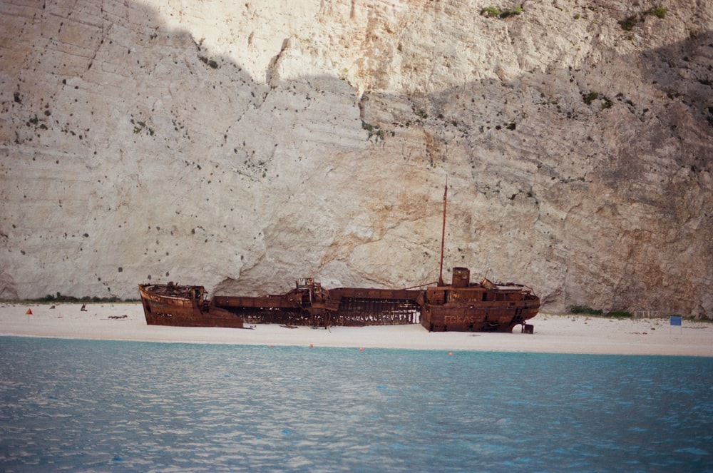 ein Boot, das auf einem Sandstrand sitzt