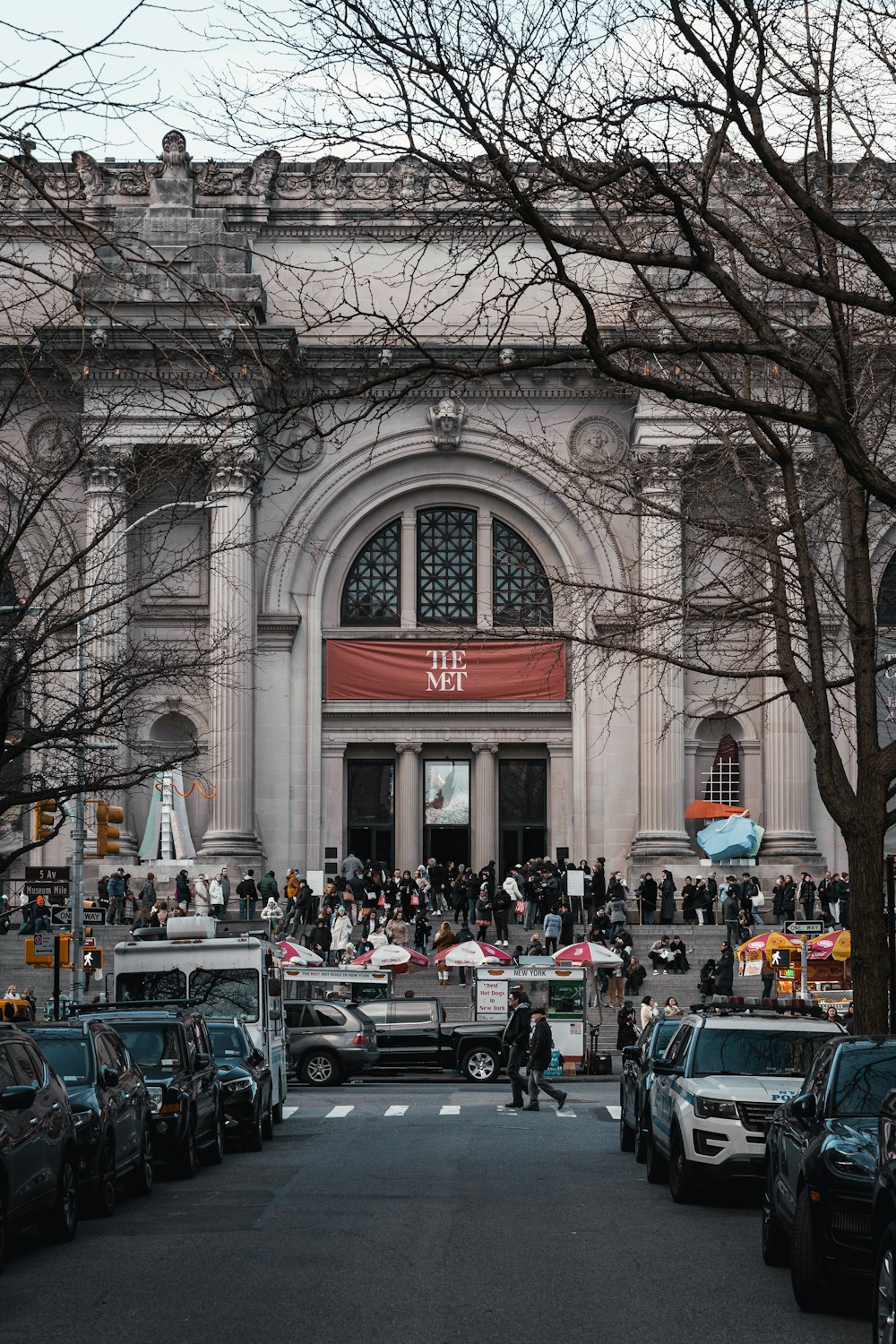 a group of cars parked in front of a building