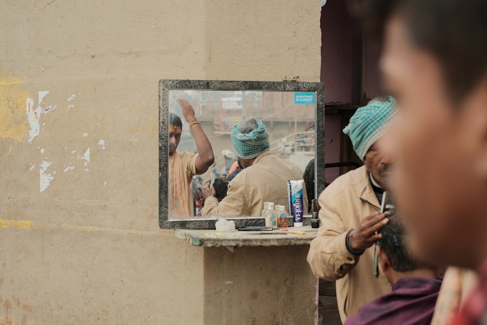 un groupe de personnes debout devant un miroir