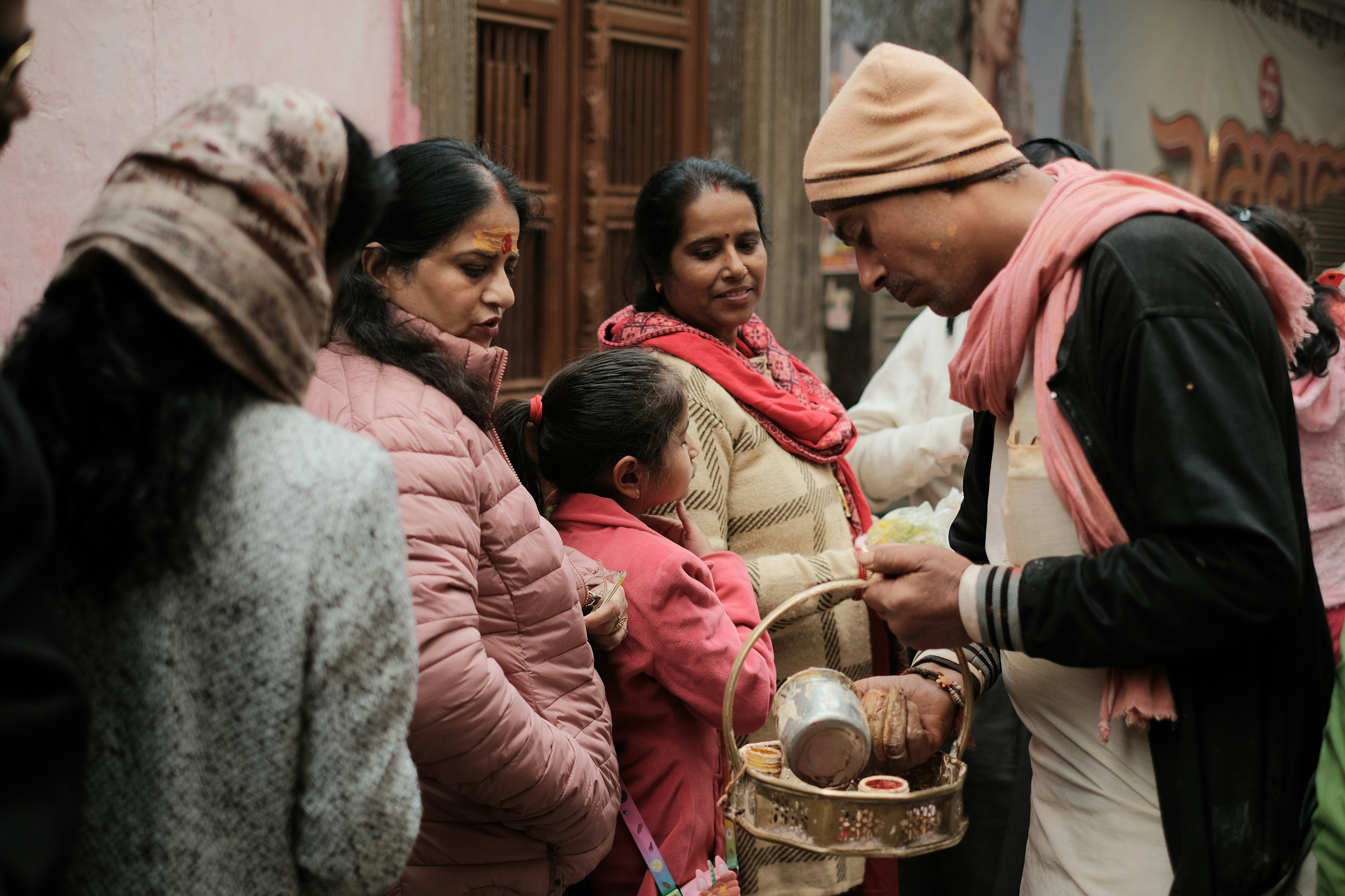 मध्य प्रदेश के ग्रामीण क्षेत्र में एक जर्जर प्राथमिक स्वास्थ्य केंद्र (PHC) या ग्रामीण एम्बुलेंस की तस्वीर