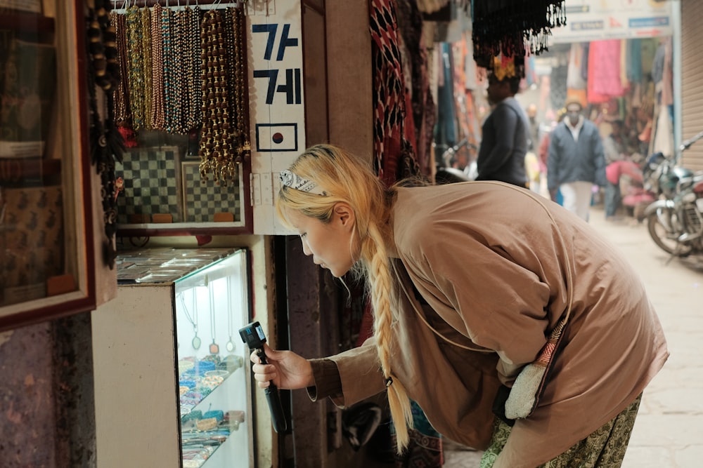 une femme regardant des bijoux dans un magasin