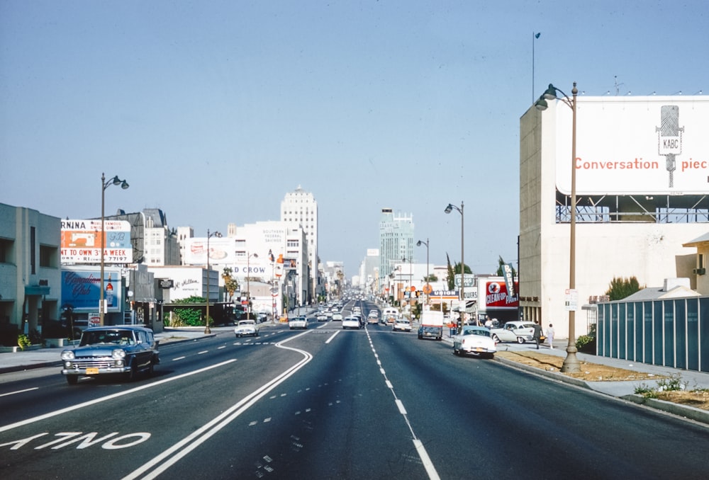 uma rua da cidade cheia de muito tráfego ao lado de edifícios altos