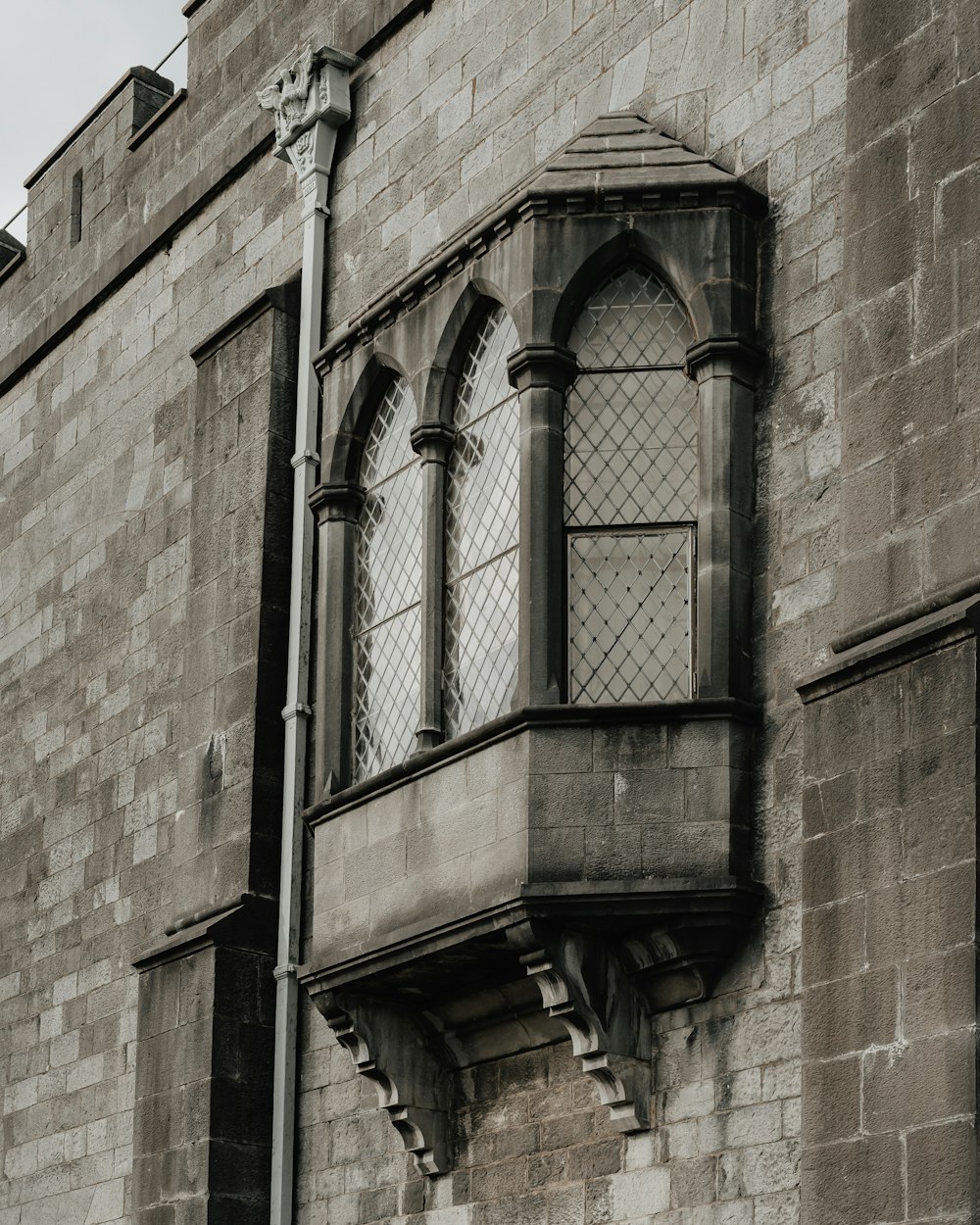 ein hohes Backsteingebäude mit einem Fenster an der Seite