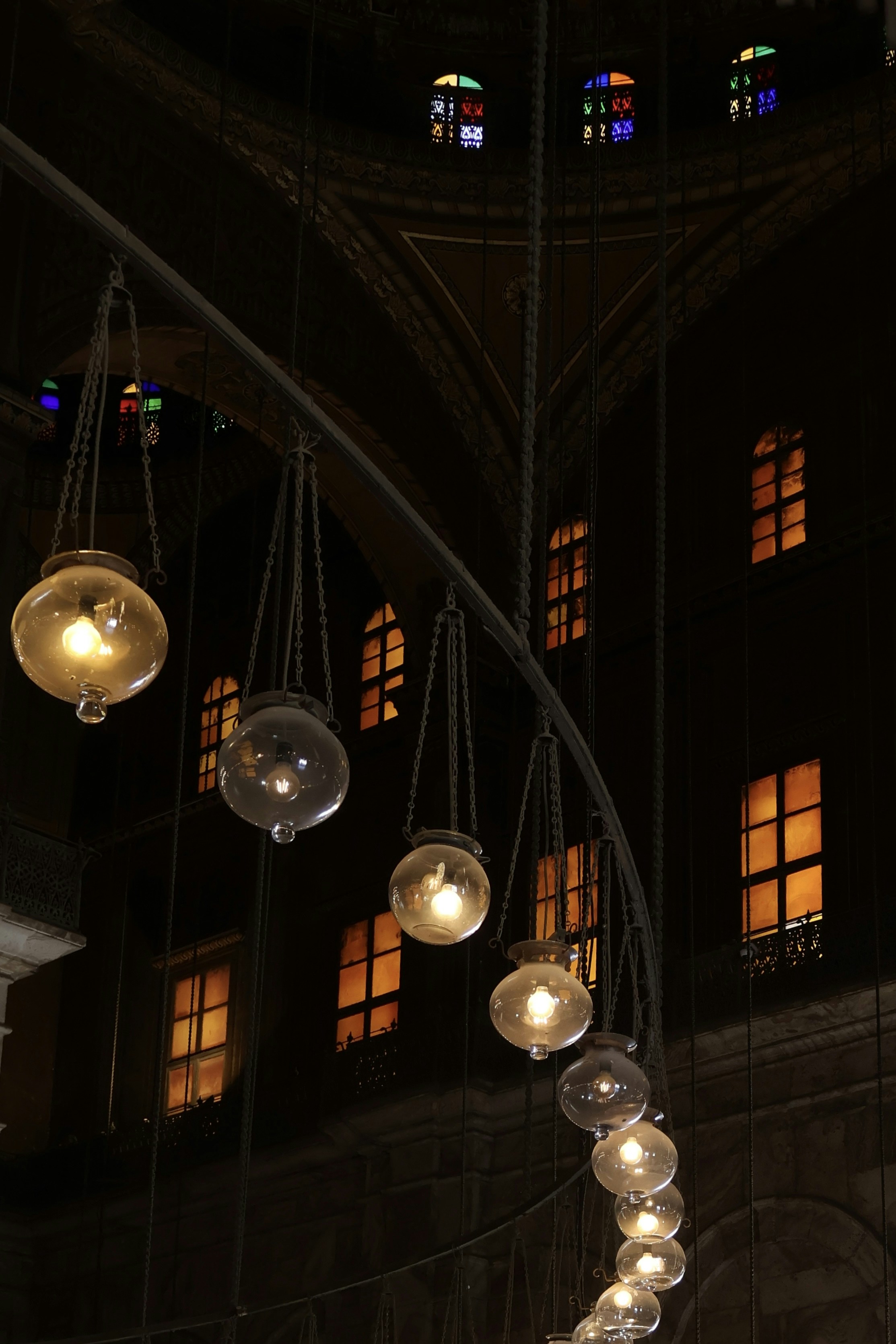 un gruppo di luci appese al soffitto di un edificio