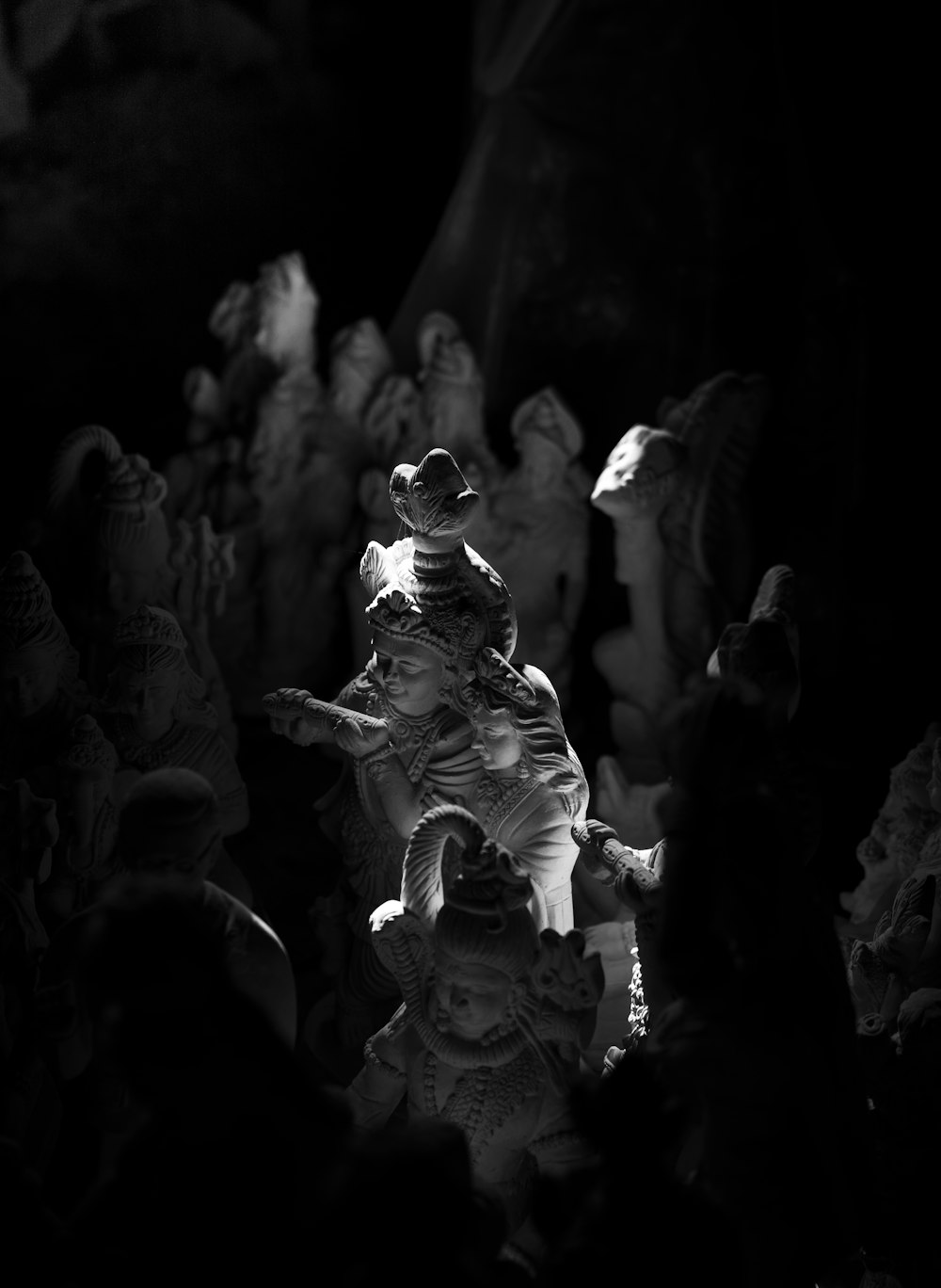 Una foto en blanco y negro de una estatua de un hombre montando a caballo