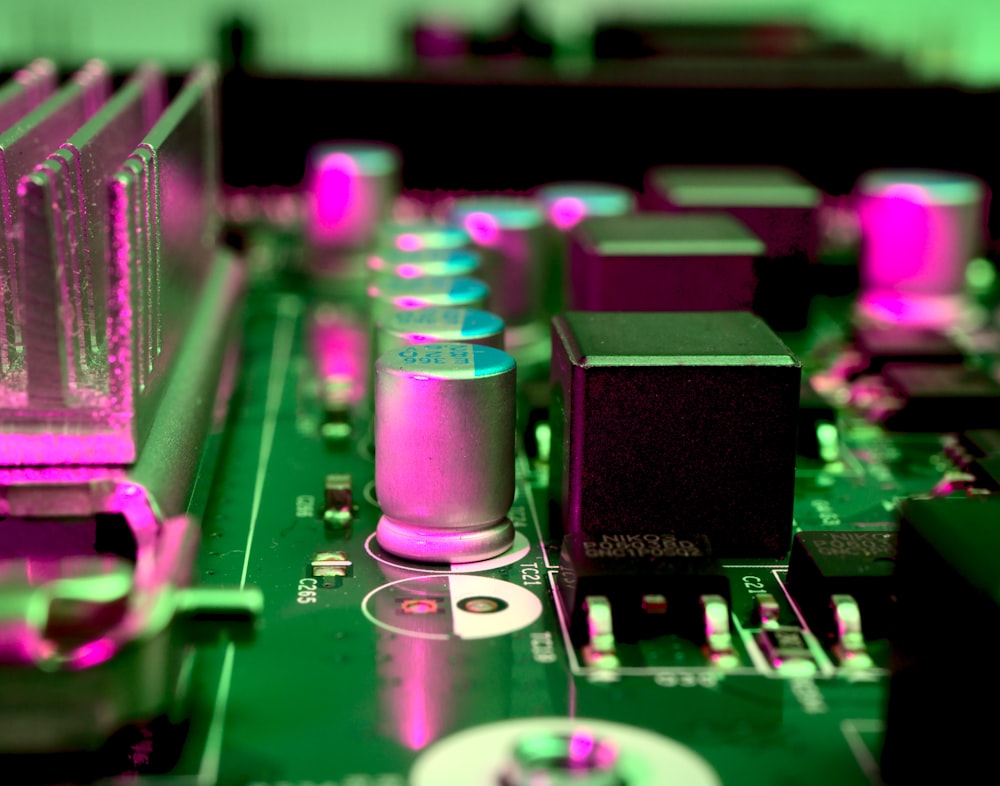 Eine Nahaufnahme eines Computer-Motherboards mit rosa Lichtern