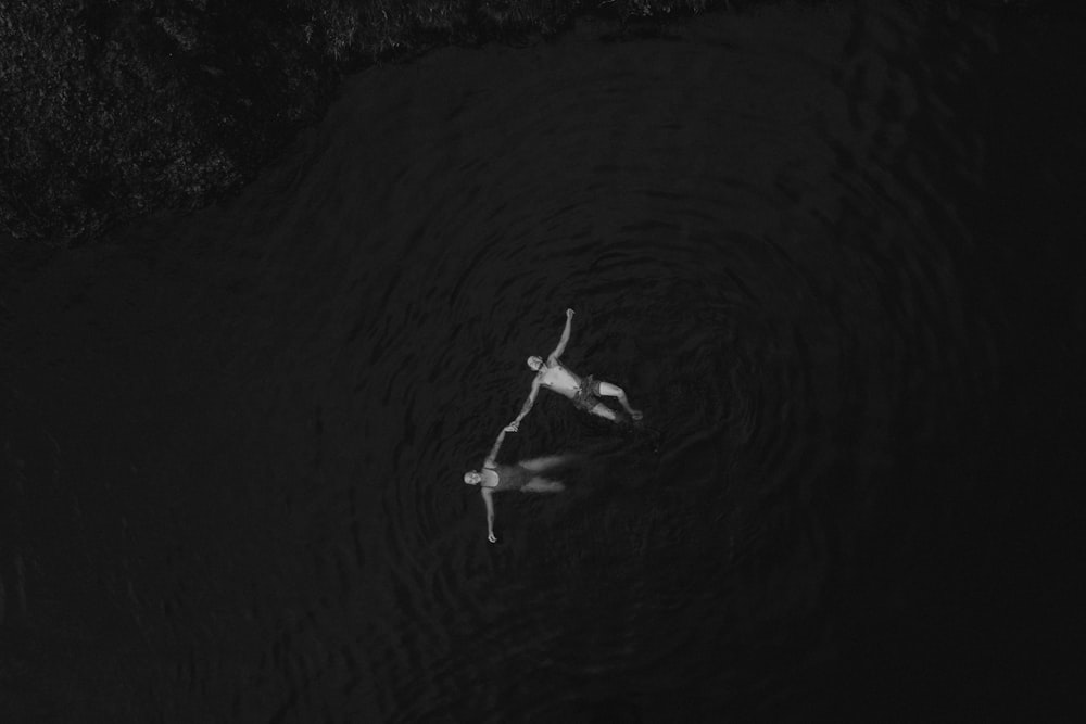 una persona flotando en un cuerpo de agua