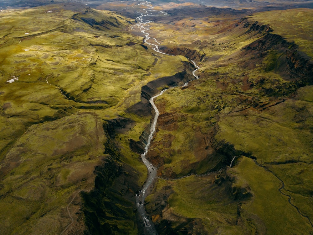 um rio que atravessa um vale verde exuberante