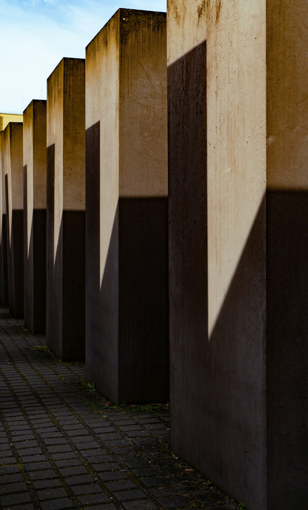 une rangée de blocs de béton assis les uns à côté des autres