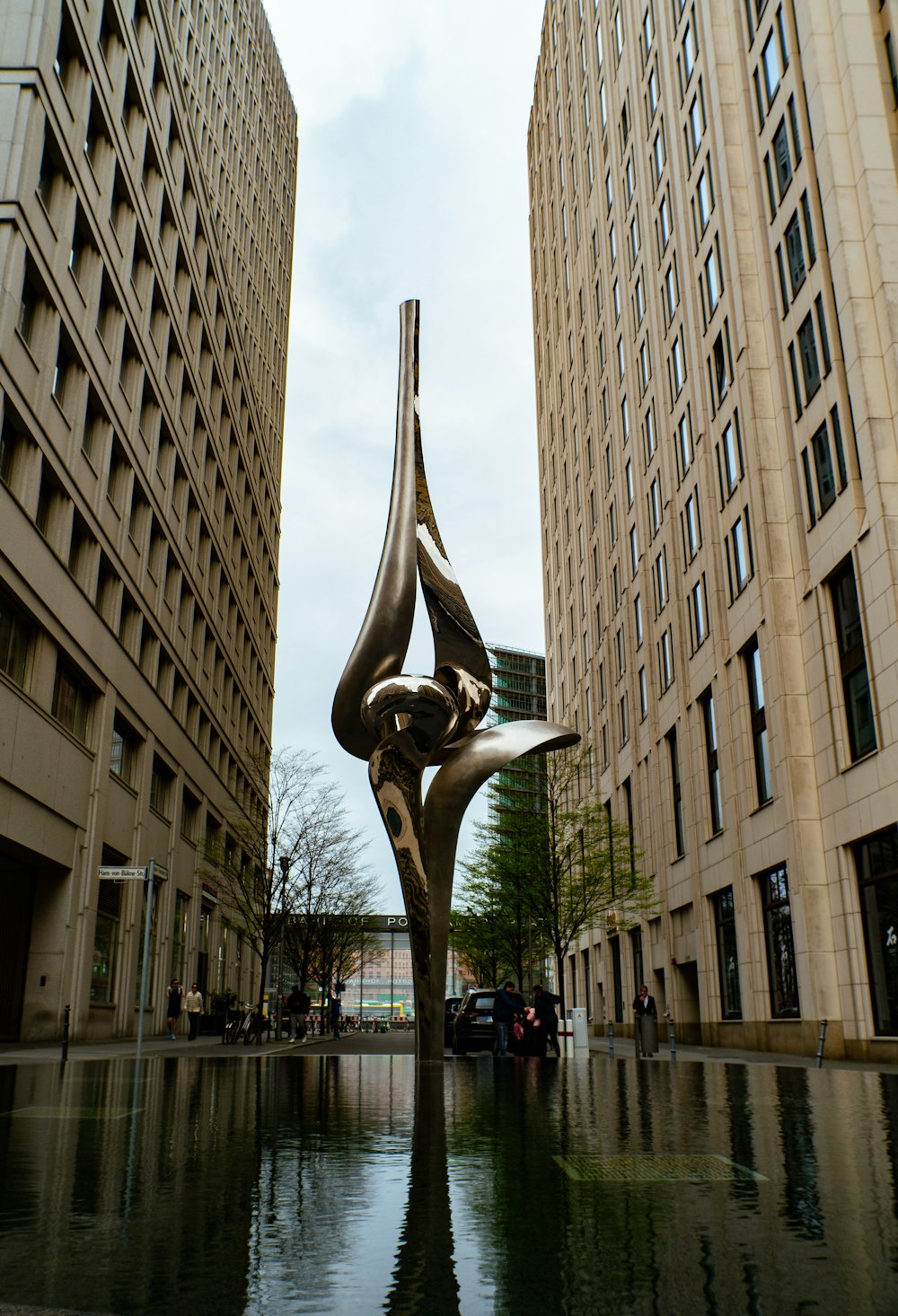 eine Statue in der Mitte eines Gewässers