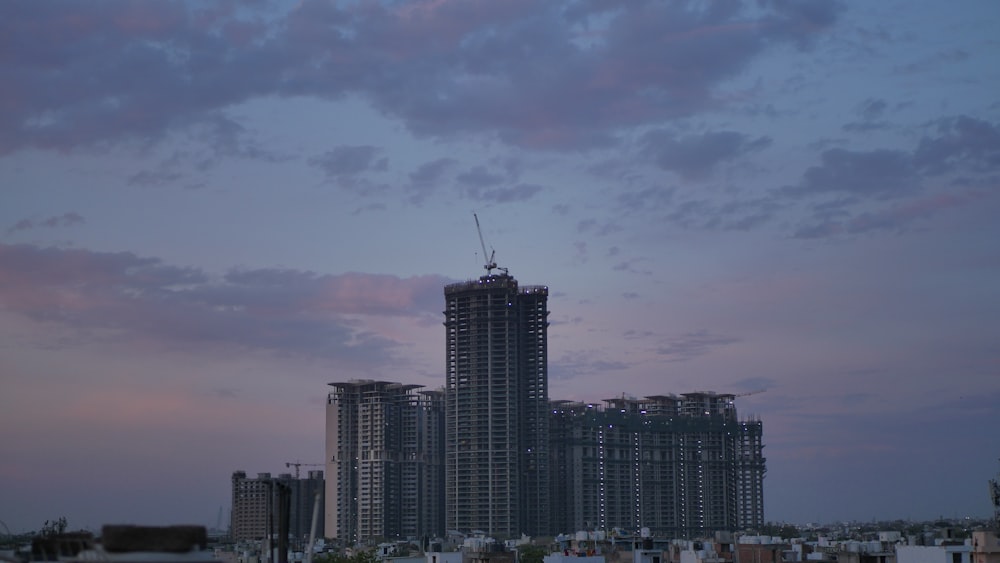 a very tall building sitting in the middle of a city