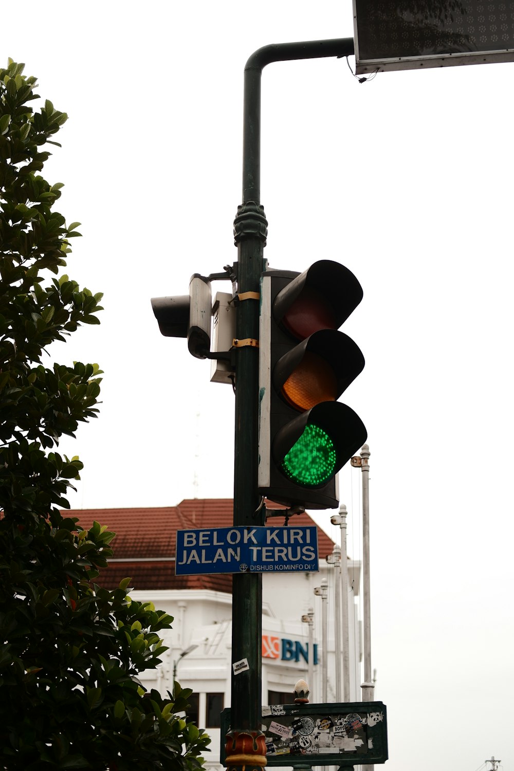 a traffic light with a green light on it