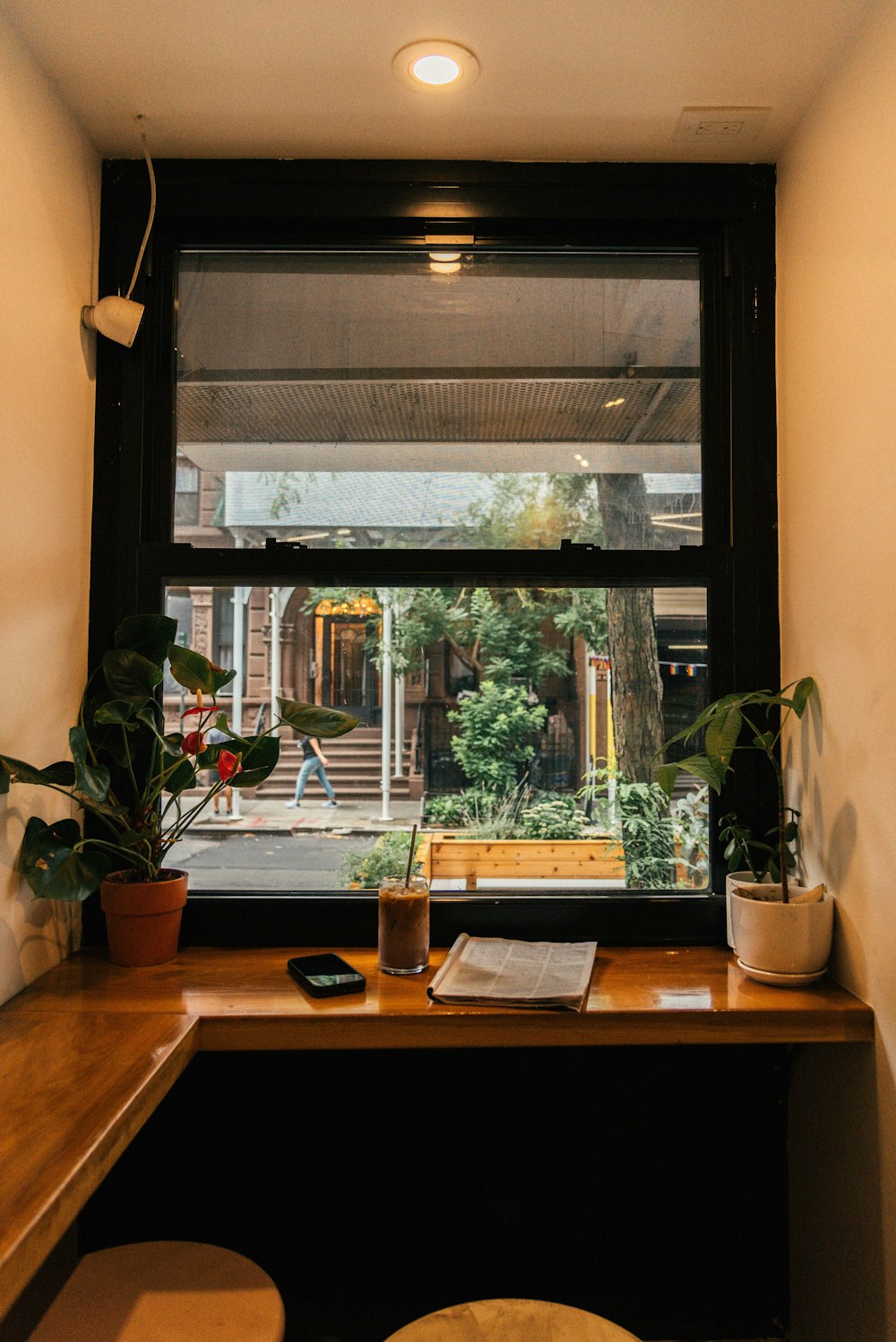 uma janela com vista para uma rua do lado de fora