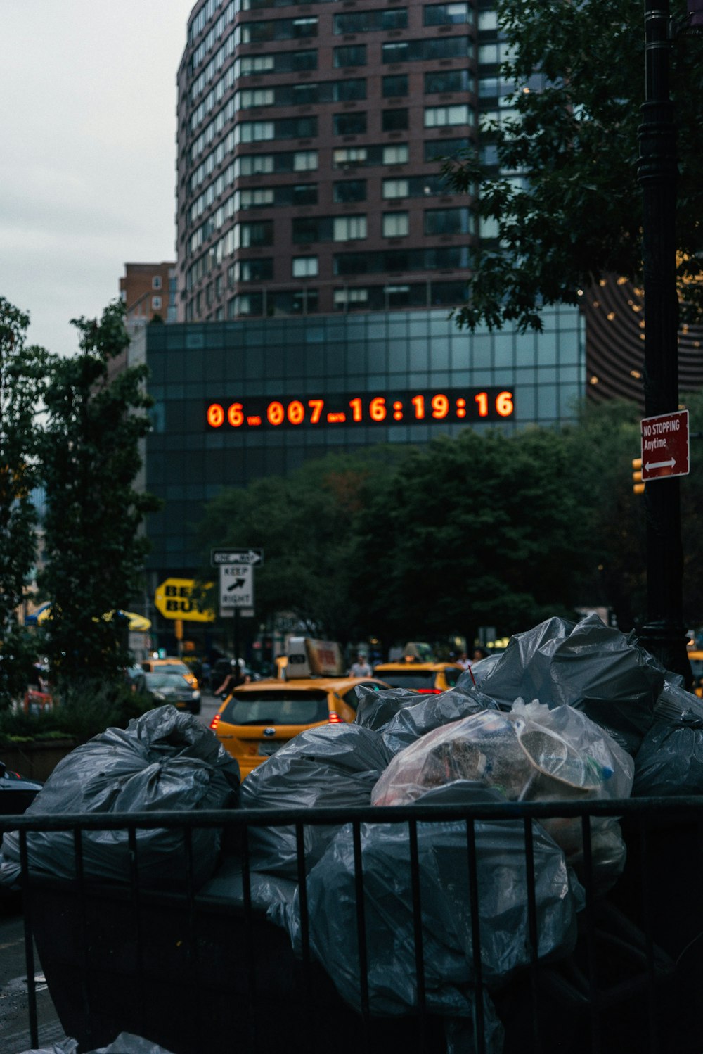 un tas de sacs poubelles posés sur le bord d’une route