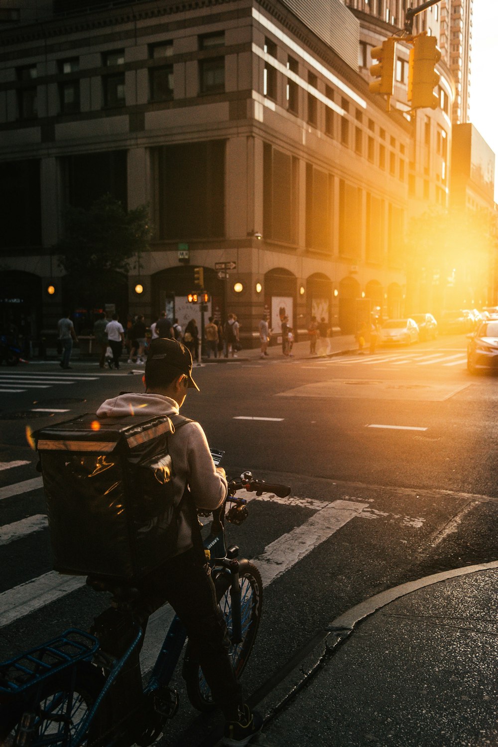 街の通りを自転車で走る人