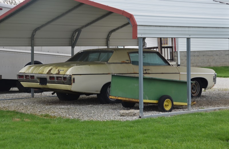 Auto unter einem geschützten Carport
