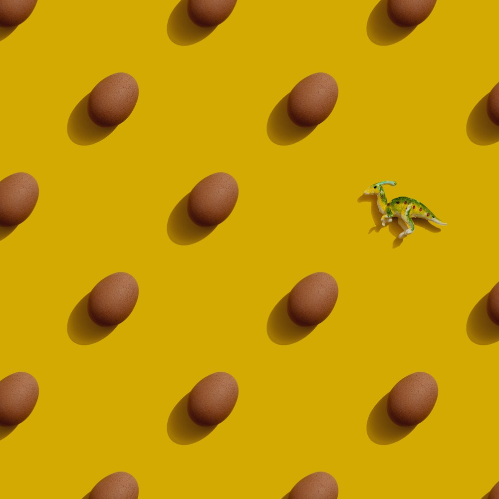 卵に囲まれた黄色の背景に小さなトカゲ