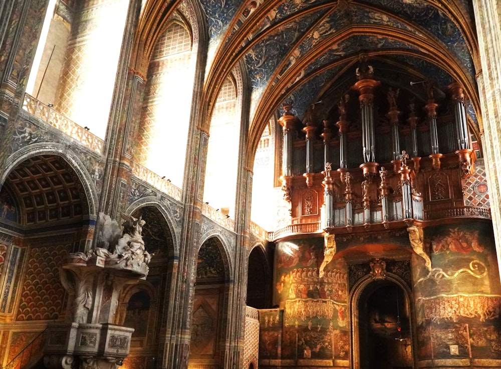 una grande cattedrale con un grande organo a canne