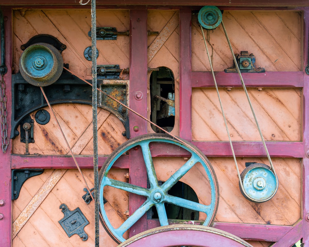 a close up of a machine with wheels on it