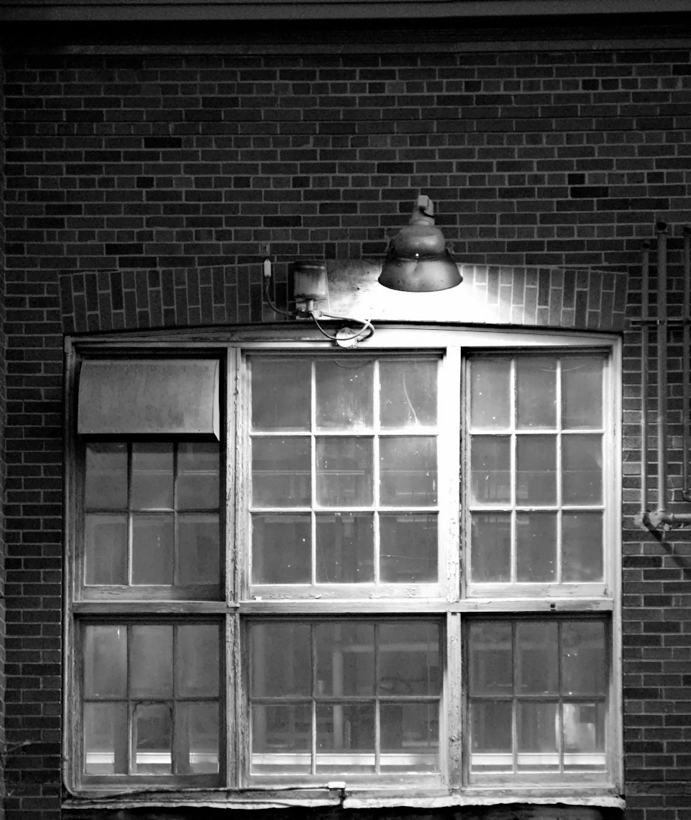una foto in bianco e nero di una finestra