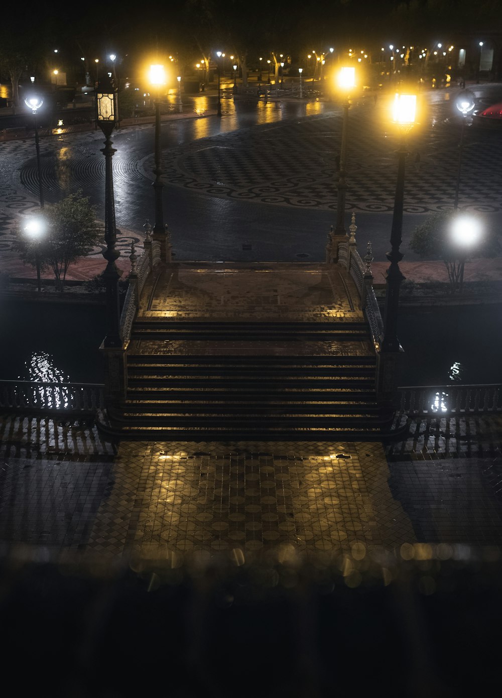 eine Treppe mit eingeschaltetem Licht in der Nacht