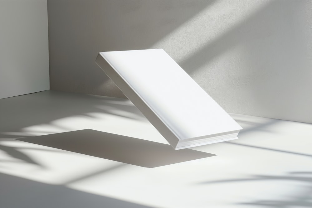un objeto blanco sentado encima de un suelo blanco