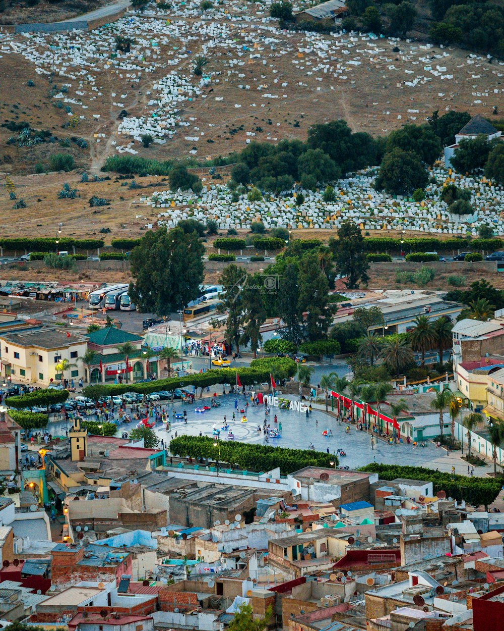 Una vista aérea de una ciudad con muchos edificios