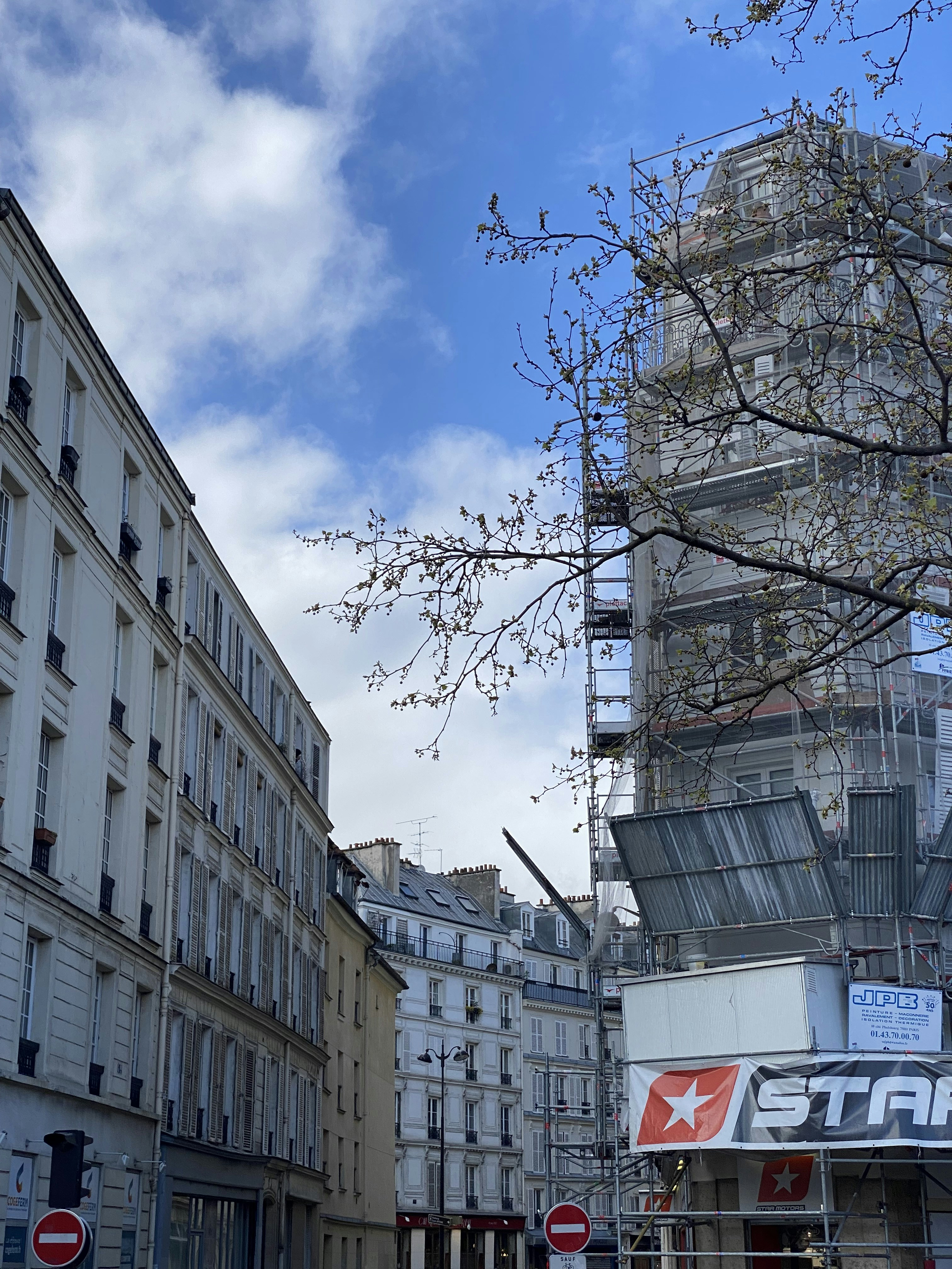 Una scena di strada con un edificio sullo sfondo