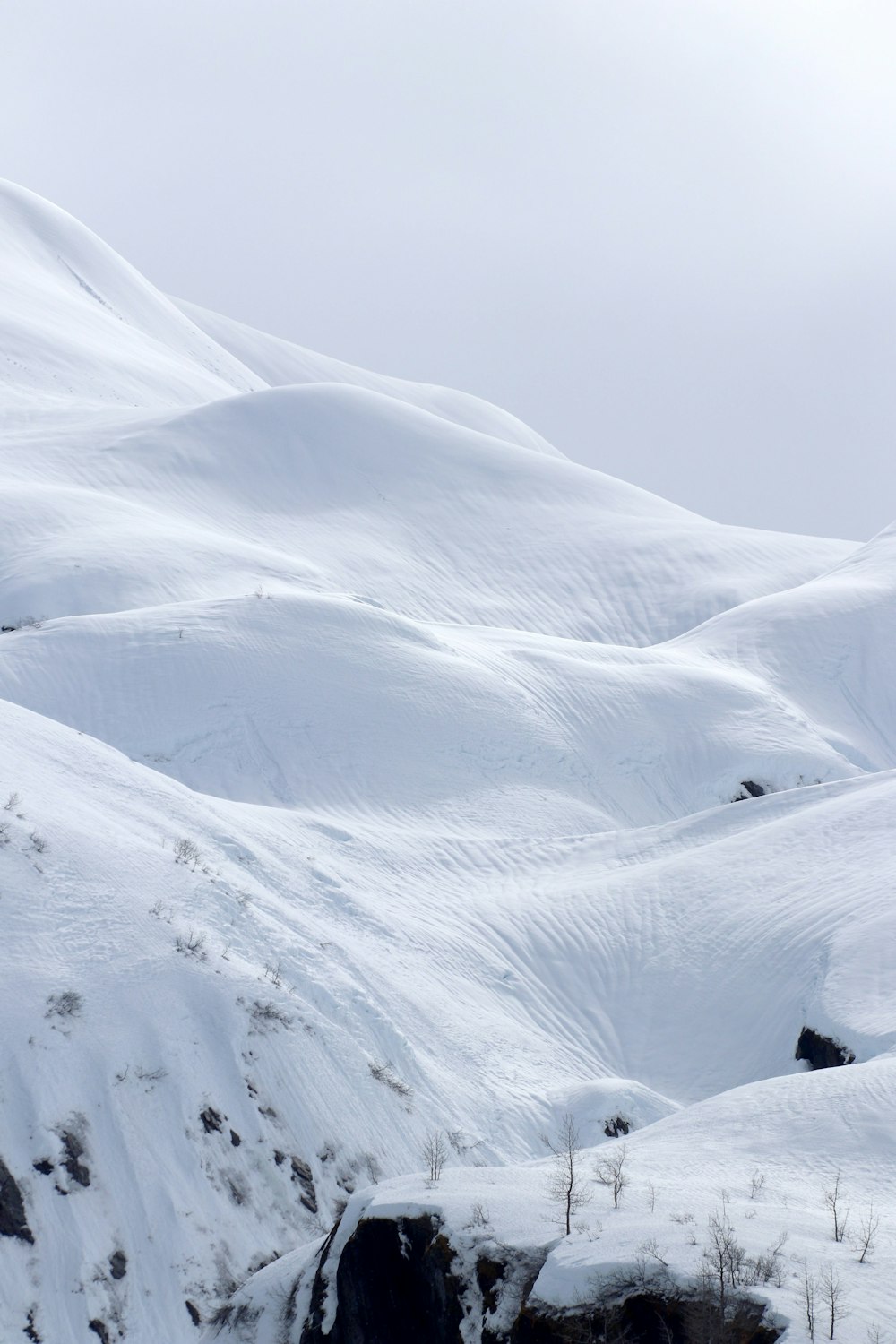 Ein Mann fährt mit Skiern einen schneebedeckten Hang hinunter