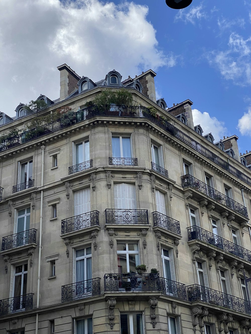 un grand bâtiment avec des balcons et des balcons dessus