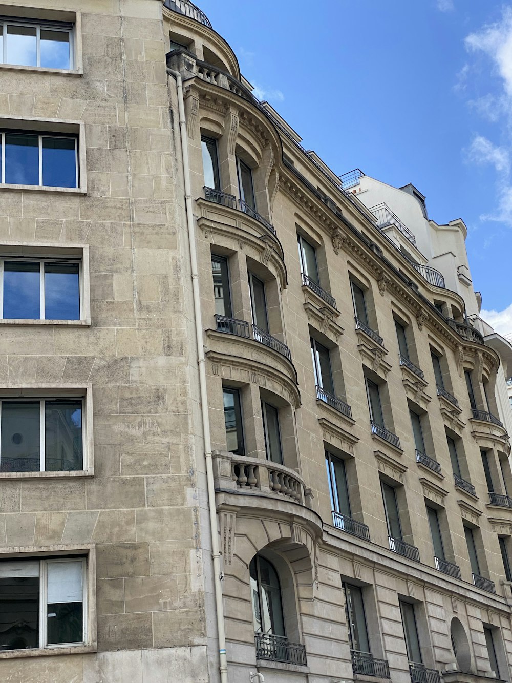 un grand bâtiment avec une horloge sur le devant