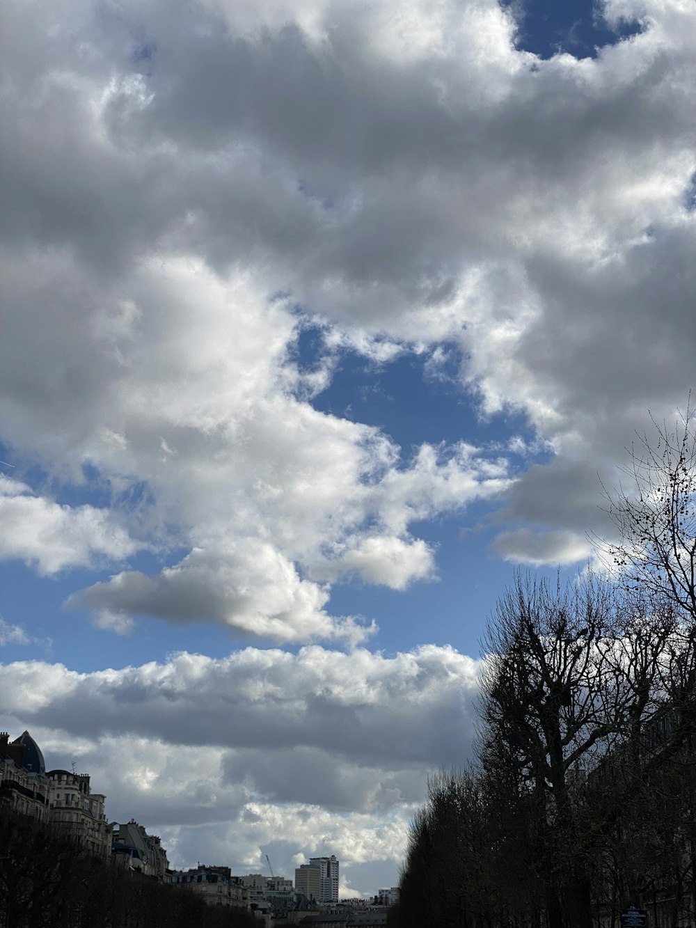 um céu nublado é visto sobre uma rua da cidade