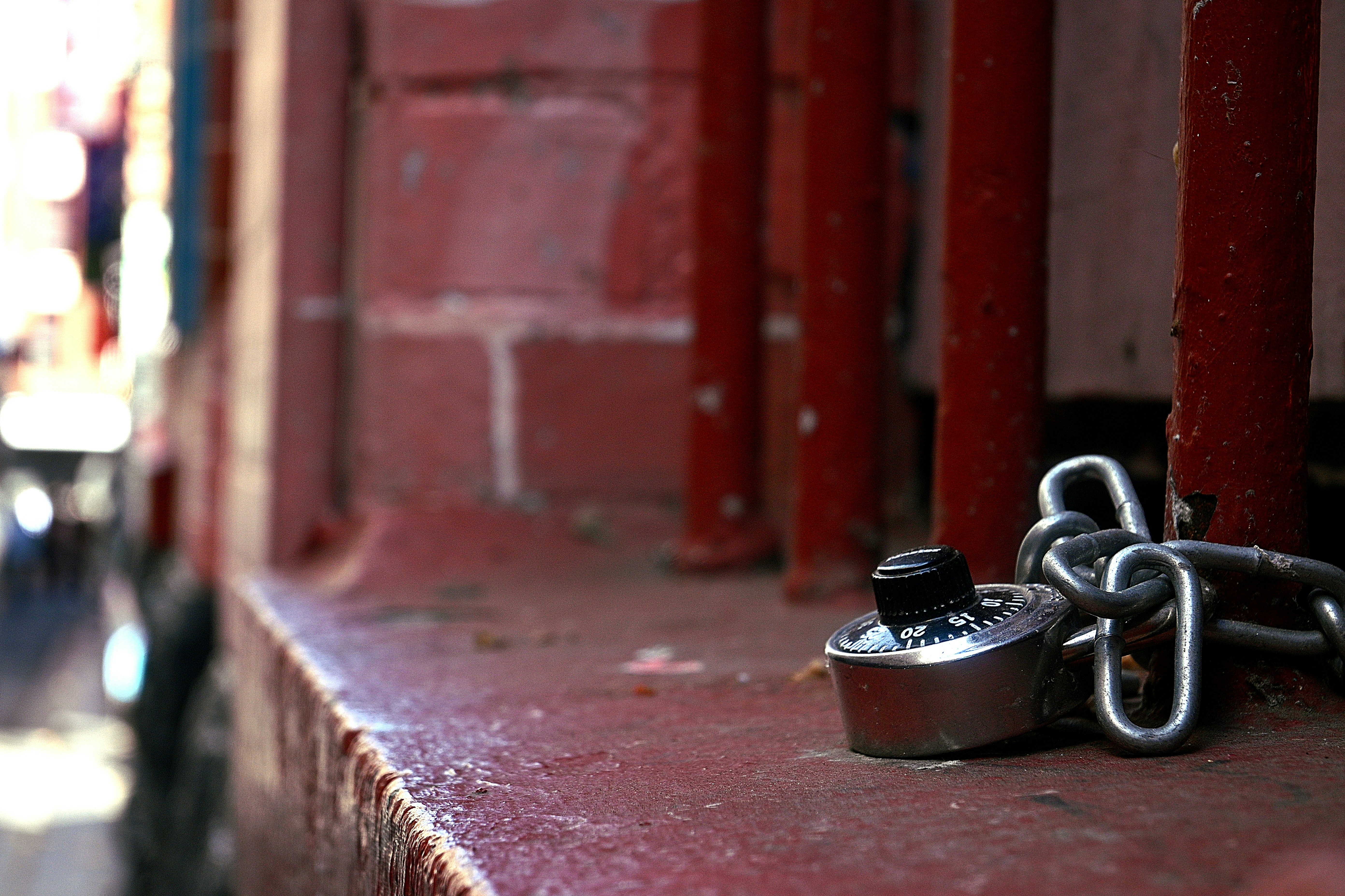 un candado y una cadena en el costado de un edificio