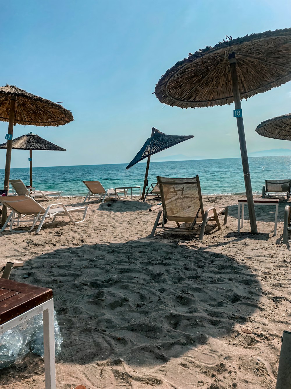 sedie e ombrelloni su una spiaggia con l'oceano sullo sfondo