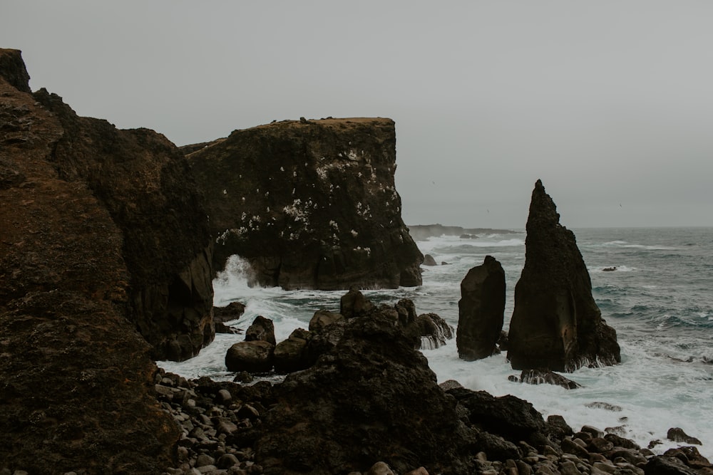 une plage rocheuse avec un tas de rochers dans l’eau