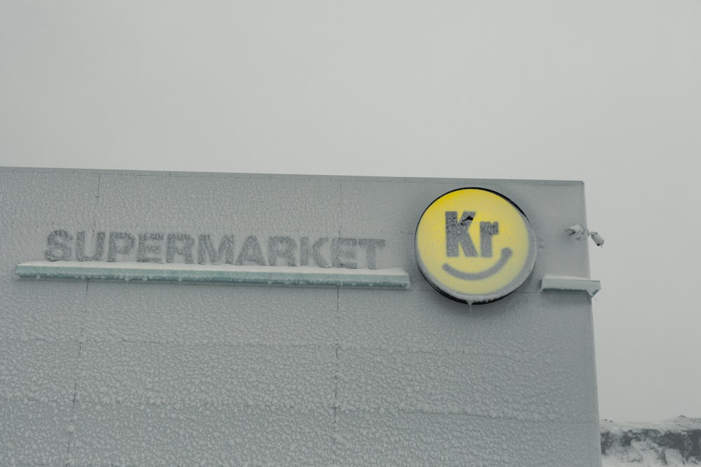 a sign on the side of a building that says supermarket