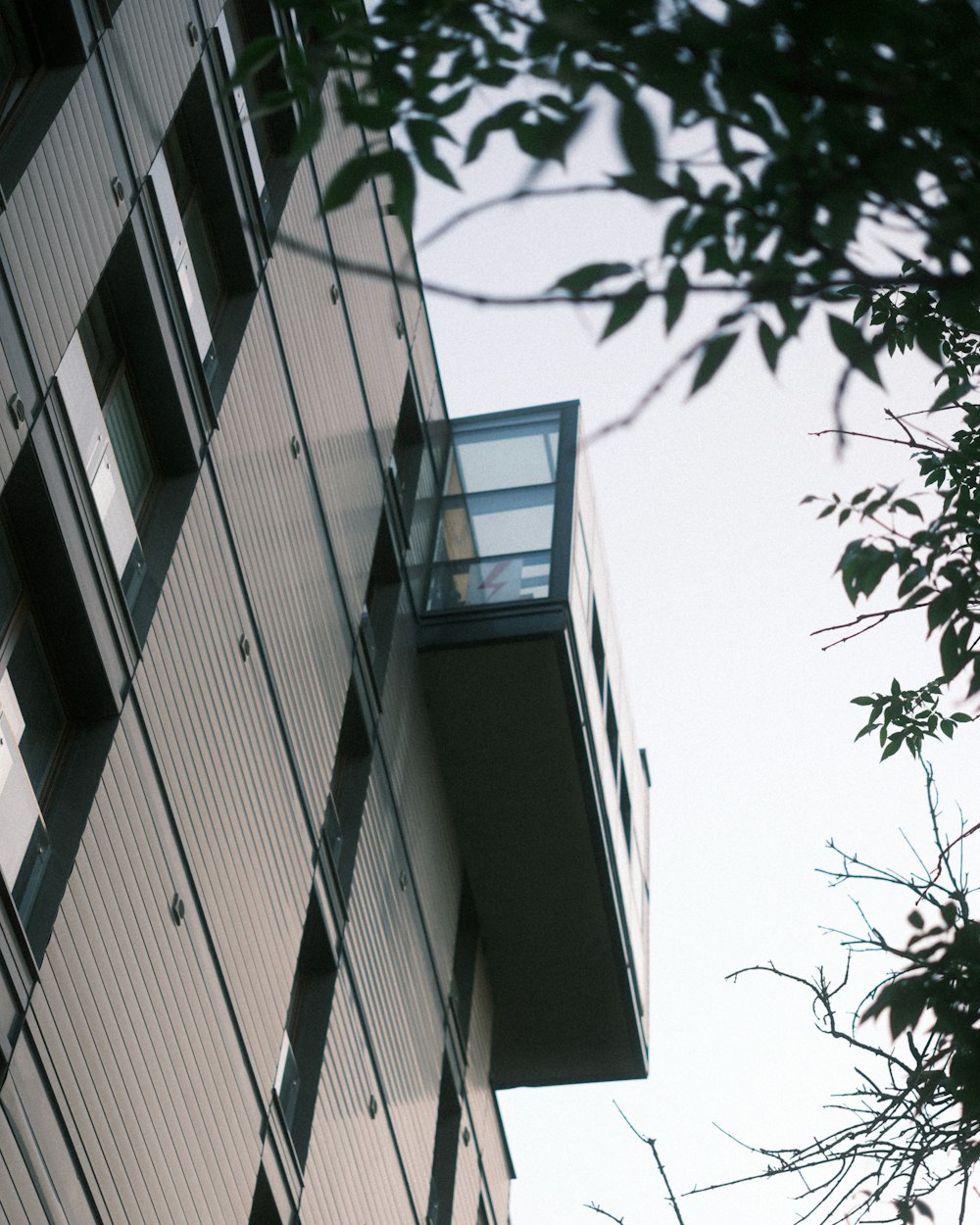 un edificio alto con un orologio sul lato