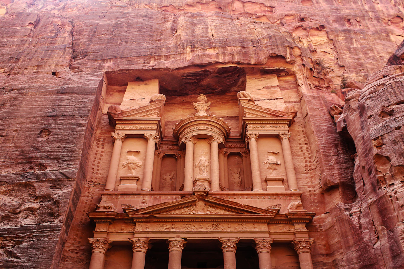 Die Fassade der Schatzkammer Al-Khazneh in Petra am Ende der Siq-Schlucht
