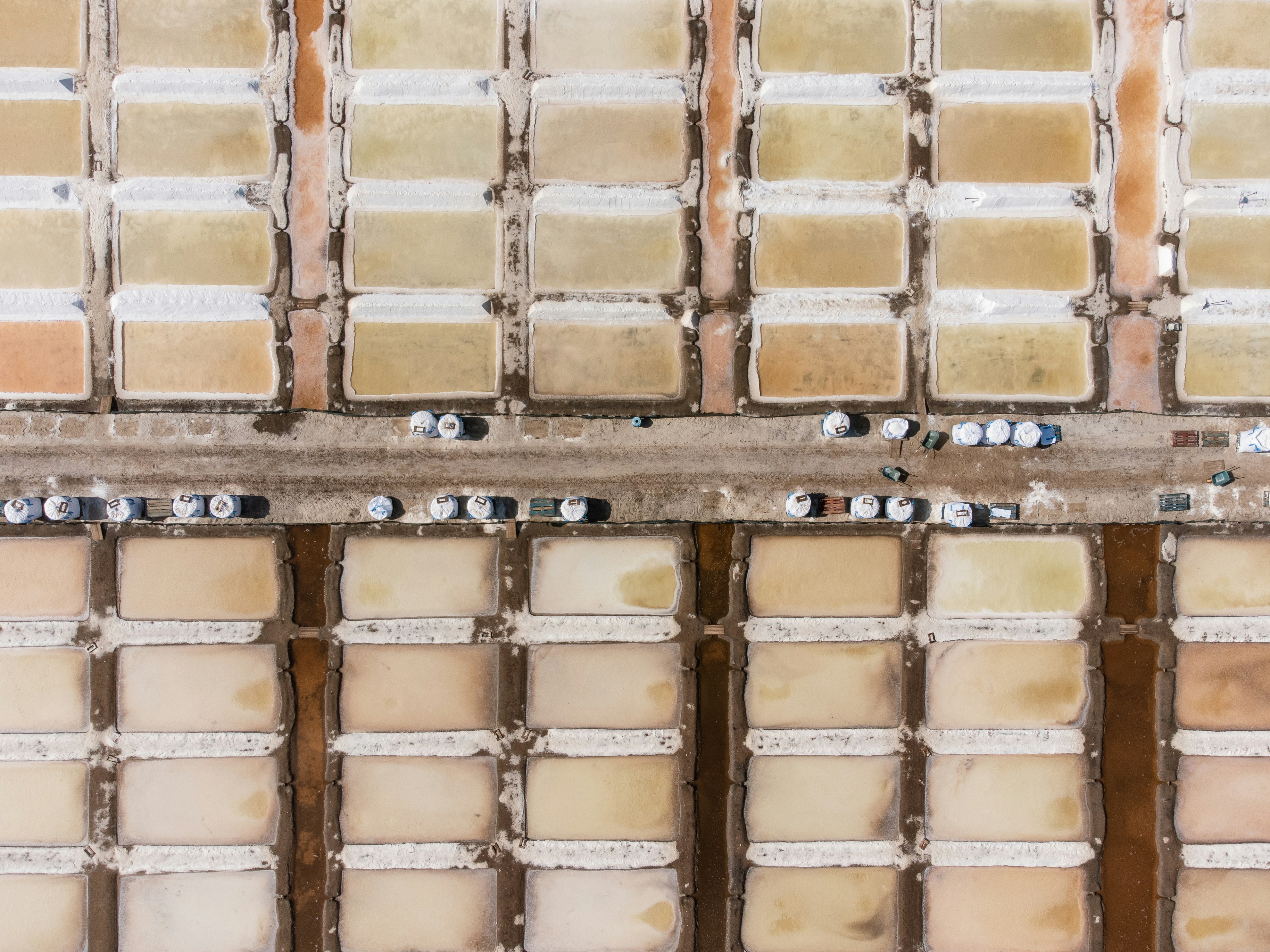 um close up de uma parede com muitas cores diferentes