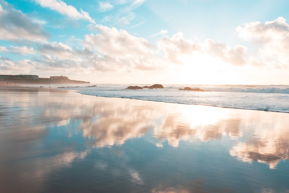 una spiaggia che ha un po' d'acqua