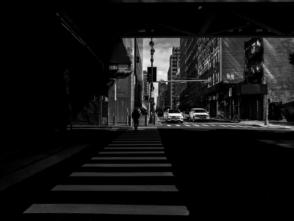 a black and white photo of a city street