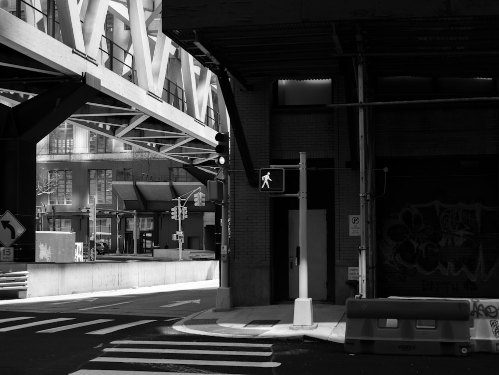 Una foto in bianco e nero di una strada cittadina